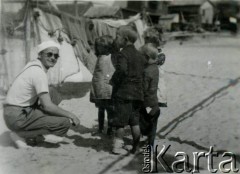 Lipiec 1934, Kuźnica k. Helu, woj. pomorskie, Polska.
Jerzy Konrad Maciejewski pozuje do zdjęcia z miejscowymi dziećmi.
Fot. NN, kolekcja Jerzego Konrada Maciejewskiego, zbiory Ośrodka KARTA