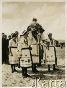 Prawdopodobnie wrzesień 1934, Równe, woj. wołyńskie, Polska.
Otwarcie Targów Wołyńskich. Ukrainki w strojach ludowych niosą wieniec dożynkowy.  
Fot. Jerzy Konrad Maciejewski, zbiory Ośrodka KARTA
