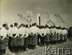 Prawdopodobnie wrzesień 1934, Równe, woj. wołyńskie, Polska.
Młodzież w strojach ludowych podczas dożynek na Targach Wołyńskich.  
Fot. Jerzy Konrad Maciejewski, zbiory Ośrodka KARTA