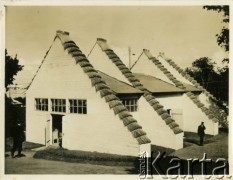Prawdopodobnie wrzesień 1934, Równe, woj. wołyńskie, Polska.
Jeden z pawilonów rolnictwa wybudowany na Targi Wołyńskie, w którym wystawcy prezentują swoje produkty.
Fot. Jerzy Konrad Maciejewski, zbiory Ośrodka KARTA