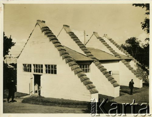 Prawdopodobnie wrzesień 1934, Równe, woj. wołyńskie, Polska.
Jeden z pawilonów rolnictwa wybudowany na Targi Wołyńskie, w którym wystawcy prezentują swoje produkty.
Fot. Jerzy Konrad Maciejewski, zbiory Ośrodka KARTA