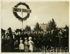 Prawdopodobnie wrzesień 1934, Równe, woj. wołyńskie, Polska.
W uroczystym otwarciu Targów Wołyńskich bierze udział młodzież zrzeszona w paramilitarnym Związku Strzeleckim. 
Fot. Jerzy Konrad Maciejewski, zbiory Ośrodka KARTA