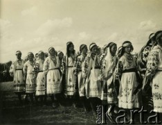 Prawdopodobnie wrzesień 1934, Równe, woj. wołyńskie, Polska.
Dziewczęta w strojach ludowych podczas dożynek otwierających Targi Wołyńskie.  
Fot. Jerzy Konrad Maciejewski, zbiory Ośrodka KARTA

