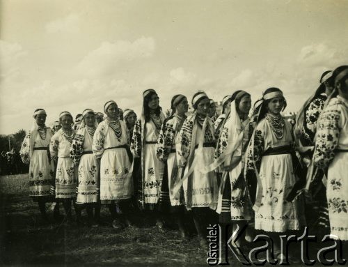 Prawdopodobnie wrzesień 1934, Równe, woj. wołyńskie, Polska.
Dziewczęta w strojach ludowych podczas dożynek otwierających Targi Wołyńskie.  
Fot. Jerzy Konrad Maciejewski, zbiory Ośrodka KARTA

