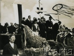 Prawdopodobnie wrzesień 1934, Równe, woj. wołyńskie, Polska.
Dożynki otwierające Targi Wołyńskie. Minister spraw wewnętrznych RP Marian Zyndram-Kościałkowski (stoi w środku, z lewej strony stoi koło niego kobieta) przyjmuje na trybunie oficjalnej wieniec dożynkowy. 
Fot. Jerzy Konrad Maciejewski, zbiory Ośrodka KARTA