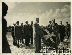Prawdopodobnie wrzesień 1934, Równe, woj. wołyńskie, Polska.
Osadnicy wojskowi składają wieniec dożynkowy ministrowi spraw wewnętrznych RP Marianowi Zyndram-Kościałkowskiemu podczas dożynek otwierających Targi Wołyńskie.  
Fot. Jerzy Konrad Maciejewski, zbiory Ośrodka KARTA