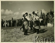 Prawdopodobnie wrzesień 1934, Równe, woj. wołyńskie, Polska.
Ukraińcy w strojach ludowych tańczą podczas dożynek otwierających Targi Wołyńskie.  
Fot. Jerzy Konrad Maciejewski, zbiory Ośrodka KARTA
