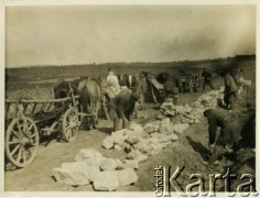 Lata 30., Poczajów, woj. wołyńskie, Polska.
Mieszkańcy budują drogę do swojej miejscowości. Bezpłatną pracę drogową, czyli szarwark, wykonywaną przez miejscowych zapewniła gmina. 
Fot. Jerzy Konrad Maciejewski, zbiory Ośrodka KARTA