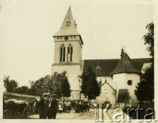 Lata 30., Podhajce, woj. tarnopolskie, Polska.
XVII-wieczny kościół pw. Trójcy Świętej. Przed kościołem przy wozach stoją prawdopodobnie osadnicy wojskowi spod Krakowa, którzy przyjechali na ślub. 
Fot. Jerzy Konrad Maciejewski, zbiory Ośrodka KARTA