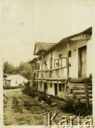 Lata 30., Podhajce, woj. tarnopolskie, Polska.
Stare domy. Na balkonie przed wejściem do mieszkań stoją dwaj chłopcy.
Fot. Jerzy Konrad Maciejewski, zbiory Ośrodka KARTA