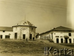 Lata 30., Podhajce, woj. tarnopolskie, Polska.
Hale targowe. 
Fot. Jerzy Konrad Maciejewski, zbiory Ośrodka KARTA