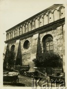 Lata 30., Żołkiew, woj. lwowskie, Polska.
XVII-wieczna synagoga zbudowana przy pomocy finansowej króla Jana III Sobieskiego. Jest jedną z największych w Europie bożnic o charakterze obronnym. 
Fot. Jerzy Konrad Maciejewski, zbiory Ośrodka KARTA