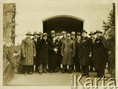 1.06.1928, Lwów, Polska.
Delegacja podoficerska 19 Pułku Piechoty Odsieczy Lwowa 5 Dywizji Piechoty Wojska Polskiego II RP bierze udział w święcie pułkowym, zorganizowanym w garnizonie Lwów na Cytadeli.
Fot. Jerzy Konrad Maciejewski, zbiory Ośrodka KARTA