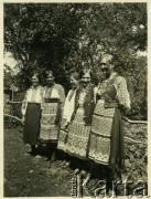 Lata 30., Polanka, woj. lwowskie, Polska.
Ukrainki w strojach ludowych.
Fot. Jerzy Konrad Maciejewski, zbiory Ośrodka KARTA