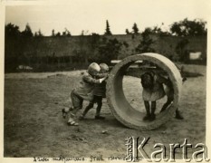 Czerwiec 1932, Płock, woj. warszawskie, Polska. 
Dzieci księży mariawitów podczas zabawy w parku przylegającym do klasztoru Zgromadzenia Sióstr Mariawitek. 
Fot. Jerzy Konrad Maciejewski, zbiory Ośrodka KARTA