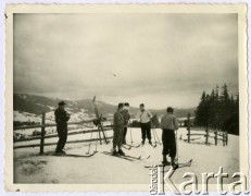 Lata 30., Huculszczyzna, Polska.
Narciarze podczas odpoczynku.
Fot. Jerzy Konrad Maciejewski, zbiory Ośrodka KARTA