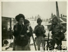 14.02.1937, Worochta, woj. lwowskie, Polska.
Łemkowie na mecie podczas odpoczynku piją ciepły napój. W czasie IV marszu zimowego Huculskim Szlakiem II Brygady Legionów Polskich brali udział w zawodach jako patrol narciarski. 
Fot. Jerzy Konrad Maciejewski, zbiory Ośrodka KARTA