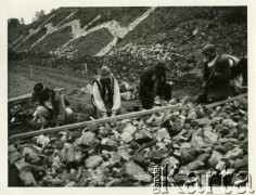 Lata 30., Bukowiec, woj. lwowskie, Polska.
Mieszkańcy wsi układają warstwę kamieni pod budowę szosy.
Fot. Jerzy Konrad Maciejewski, zbiory Ośrodka KARTA