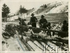 Lata 30., prawdopodobnie Bieszczady, Polska.
Prawdopodobnie tartak. Mężczyźni rąbią drewno.
Fot. Jerzy Konrad Maciejewski, zbiory Ośrodka KARTA