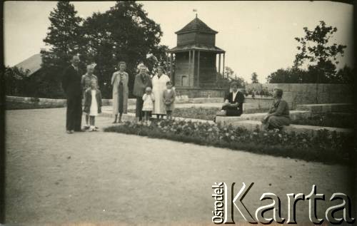 1937-1939, Zułów, woj. wileńskie, Polska.
Zdjęcie rodzinne na terenie dawnego majątku Piłsudskich w Zułowie. Na fotografii widoczne podwyższone fundamenty dworu Piłsudskich. Autorami kompozycji architektonicznej memoriału marszałka Józefa Piłsudskiego byli Romuald Gutt i Alina Scholtz.
Fot. NN, zbiory Ośrodka KARTA, udostępniła Anna Kiljan
