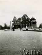 28.05.1939, Zułów, woj. wileńskie, Polska.
Zdjęcie rodzinne na terenie dawnego majątku Piłsudskich w Zułowie. Na fotografii widoczne podwyższone fundamenty dworu Piłsudskich. Autorami kompozycji architektonicznej memoriału marszałka Józefa Piłsudskiego byli Romuald Gutt i Alina Scholtz.
Fot. NN, zbiory Ośrodka KARTA, udostępniła Anna Kiljan