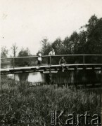 28.05.1939, Zułów, woj. wileńskie, Polska.
Rodzina na moście nad rzeką Merą, która obiega dawny majątek Piłsudskich - miejsce urodzenia marszałka Józefa Piłsudskiego.
Fot. NN, zbiory Ośrodka KARTA, udostępniła Anna Kiljan