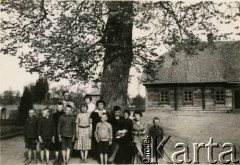 11.05.1937, Zułów, woj. wileńskie, Polska.
Zdjęcie grupowe na tle zabudowań dawnego majątku Piłsudskich - miejsca urodzenia marszałka Józefa Piłsudskiego.
Fot. NN, zbiory Ośrodka KARTA, udostępniła Anna Kiljan
