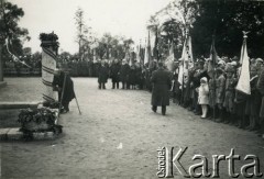 10.10.1937, Zułów, woj. wileńskie, Polska.
Uroczystości związane z zakończeniem I etapu prac nad stworzeniem muzeum i memoriału na terenie dawnego majątku Piłsudskich wg. projektu Romualda Gutta i Aliny Scholtz. W tle widoczny profesor Uniwersytetu Jagiellońskiego Odo Bujwid (z brodą).
Fot. NN, zbiory Ośrodka KARTA, udostępniła Anna Kiljan