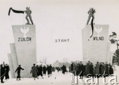 Marzec 1938, Zułów, woj. wileńskie, Polska.
Uczestnicy wyścigu narciarskiego na trasie Zułów-Wilno tuż po starcie. W tle widoczne ruiny dawnego dworu Piłsudskich w Zułowie - miejscu urodzin marszałka Józefa Piłsudskiego.
Fot. NN, zbiory Ośrodka KARTA, udostępniła Anna Kiljan