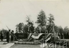 10.10.1937, Zułów, woj. wileńskie, Polska.
Uroczystości związane z zakończeniem I etapu budowy muzeum i mauzoleum marszałka Józefa Piłsudskiego w Zułowiu wg. projektu Romualda Gutta i Aliny Scholtz. Po prawej stronie widoczny jest dąb zasadzony z tej okazji przez prezydenta Ignacego Mościckiego.
Fot. NN, zbiory Ośrodka KARTA, udostępniła Anna Kiljan