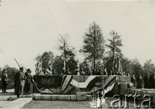 10.10.1937, Zułów, woj. wileńskie, Polska.
Uroczystości związane z zakończeniem I etapu budowy muzeum i mauzoleum marszałka Józefa Piłsudskiego w Zułowiu wg. projektu Romualda Gutta i Aliny Scholtz. Po prawej stronie widoczny jest dąb zasadzony z tej okazji przez prezydenta Ignacego Mościckiego.
Fot. NN, zbiory Ośrodka KARTA, udostępniła Anna Kiljan