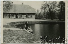 12.05.1937, Zułów, woj. wileńskie, Polska.
Kobieta i mężczyzna przy zejściu do zbiornika wodnego w dawnym majątku Piłsudskich - miejscu urodzenia marszałka Józefa Piłsudskiego.
Fot. NN, zbiory Ośrodka KARTA, udostępniła Anna Kiljan