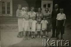 15.08.1937, Zułów, woj. wileńskie, Polska.
Zdjęcie grupowe pod domem w dawnym majątku Piłsudskich - miejscu urodzenia marszałka Józefa Piłsudskiego.
Fot. NN, zbiory Ośrodka KARTA, udostępniła Anna Kiljan
