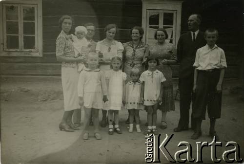 15.08.1937, Zułów, woj. wileńskie, Polska.
Zdjęcie grupowe pod domem w dawnym majątku Piłsudskich - miejscu urodzenia marszałka Józefa Piłsudskiego.
Fot. NN, zbiory Ośrodka KARTA, udostępniła Anna Kiljan