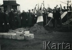 10.10.1937, Zułów, woj. wileńskie, Polska.
Uroczystość zasadzenia pamiątkowego dębu z okazji zakończenia I etapu budowy muzeum i mauzoleum marszałka Józefa Piłsudskiego w Zułowiu wg. projektu Romualda Gutta i Aliny Scholtz. 3 z lewej strony stoi prezydent Ignacy Mościcki, dalej Aleksandra Piłsudska, gen. Tadeusz Kasprzycki, minister wyznań religijnych i oświecenia publicznego Wojciech Świętosławski, dowódca Zamkowego Szwadronu Żandarmerii kpt. Jan Huber, biskup polowy ksiądz Józef Gawlina.
Fot. NN, zbiory Ośrodka KARTA, udostępniła Anna Kiljan