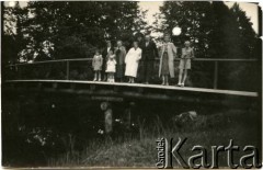 1937-1939, Zułów, woj. wileńskie, Polska.
Rodzina na moście nad rzeką Merą, która obiega dawny majątek Piłsudskich - miejsce urodzenia marszałka Józefa Piłsudskiego.
Fot. NN, zbiory Ośrodka KARTA, udostępniła Anna Kiljan