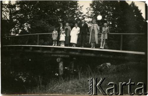 1937-1939, Zułów, woj. wileńskie, Polska.
Rodzina na moście nad rzeką Merą, która obiega dawny majątek Piłsudskich - miejsce urodzenia marszałka Józefa Piłsudskiego.
Fot. NN, zbiory Ośrodka KARTA, udostępniła Anna Kiljan