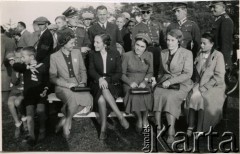 1937-1939, Zułów, woj. wileńskie, Polska.
Fotografia pamiątkowa. W pierwszym rzędzie siedzą kobiety i dzieci, w drugim stoją oficerowie Wojska Polskiego.
Fot. NN, zbiory Ośrodka KARTA, udostępniła Anna Kiljan