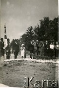 15.08.1939, Zułów, woj. wileńskie, Polska.
Uroczystości w Zułowie - miejscu urodzenia marszałka Józefa Piłsudskiego. Na fotografii widoczne podwyższone fundamenty dworu Piłsudskich. Autorami kompozycji architektonicznej memoriału marszałka Józefa Piłsudskiego byli Romuald Gutt i Alina Scholtz.
Fot. NN, zbiory Ośrodka KARTA, udostępniła Anna Kiljan