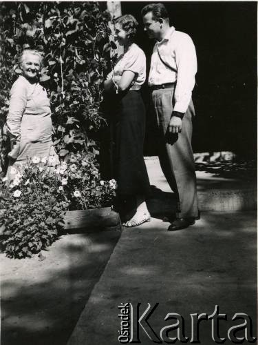 1937, Zułów, woj. wileńskie, Polska.
Zdjęcie rodzinne wykonane w dawnym majątku Piłsudskich -  miejscu urodzenia marszałka Józefa Piłsudskiego.
Fot. NN, zbiory Ośrodka KARTA, udostępniła Anna Kiljan
