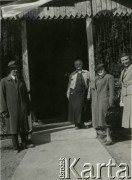 11.05.1939, Zułów, woj. wileńskie, Polska.
Przed wejściem do dworu w dawnym majątku Piłsudskich - miejscu urodzenia marszałka Józefa Piłsudskiego.
Fot. NN, zbiory Ośrodka KARTA, udostępniła Anna Kiljan