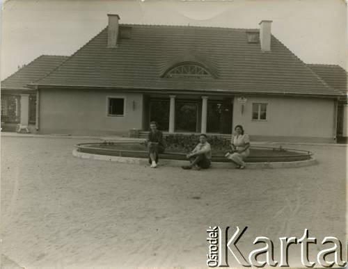 Wrzesień 1937, Zułów, woj. wileńskie, Polska.
Zdjęcie pamiątkowe przy klombie. W tle widoczny budynek dworca kolejowego w Zułowie.
Fot. NN, zbiory Ośrodka KARTA, udostępniła Anna Kiljan