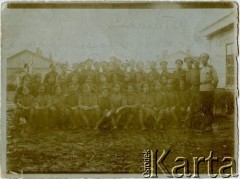 20.09.1916, Kaukaz.
Zdjęcie grupowe prawdopodobnie adeptów Goryjskiej Szkoły Chorążych na Kaukazie. Na odwrocie nieczytelne podpisy sfotografowanych osób. 
Fot. NN, zbiory Ośrodka KARTA, przekazał Jan Rychter.