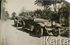 1915-1918, brak miejsca.
Żołnierze armii carskiej, prawdopodobnie oficerowie 56 Dywizji Piechoty Imperium Rosyjskiego.
Fot. NN, zbiory Ośrodka KARTA, przekazał Jan Rychter.