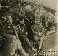 1915-1918, brak miejsca.
Żołnierze armii carskiej, prawdopodobnie oficerowie 56 Dywizji Piechoty Imperium Rosyjskiego.
Fot. NN, zbiory Ośrodka KARTA, przekazał Jan Rychter.