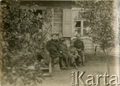 1915-1918, brak miejsca.
Żołnierze armii carskiej, prawdopodobnie oficerowie 56 Dywizji Piechoty Imperium Rosyjskiego.
Fot. NN, zbiory Ośrodka KARTA, przekazał Jan Rychter.