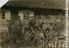 1915-1918, brak miejsca.
Żołnierze armii carskiej, prawdopodobnie oficerowie 56 Dywizji Piechoty Imperium Rosyjskiego. W 4 rzędzie, 3 z prawej stoi ppor. Jerzy Łukaszewicz.
Fot. NN, zbiory Ośrodka KARTA, przekazał Jan Rychter.