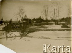 1914-1918, brak miejsca.
Żołnierze armii carskiej na froncie. W tle widoczne suszące się pranie i armaty.
Fot. NN, zbiory Ośrodka KARTA, przekazał Jan Rychter.