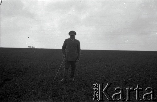 26.04.1929, Drohiczówka, Polska.
Budozacki (Budezacki?) na Dolinkach.
Fot. Anna Wielowieyska, udostępniła Maria Wielowieyska, reprodukcje cyfrowe w  Bibliotece Polskiej im. Ignacego Domeyki w Buenos Aires (Biblioteca Polaca Ignacio Domeyko) i w Ośrodku KARTA w Warszawie
