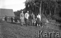 24.09.1933, Duszatyn, Polska.
Leśniczy , „Stachowie” i nieznana osoba.
Fot. Anna Wielowieyska, udostępniła Maria Wielowieyska, reprodukcje cyfrowe w  Bibliotece Polskiej im. Ignacego Domeyki w Buenos Aires (Biblioteca Polaca Ignacio Domeyko) i w Ośrodku KARTA w Warszawie
